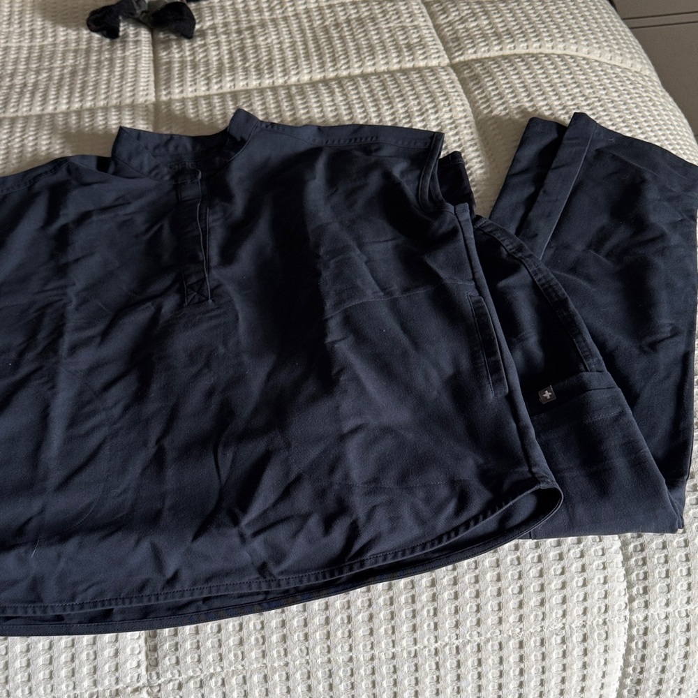 Figs maternity Dark Harbor Small top and bottom